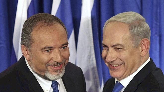 Lieberman rompe con Netanyahu por su «tibia respuesta» a Hamás