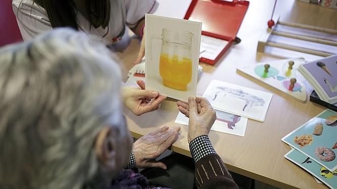 Expertos británicos desarrollan una prueba de sangre que anticipa el alzheimer