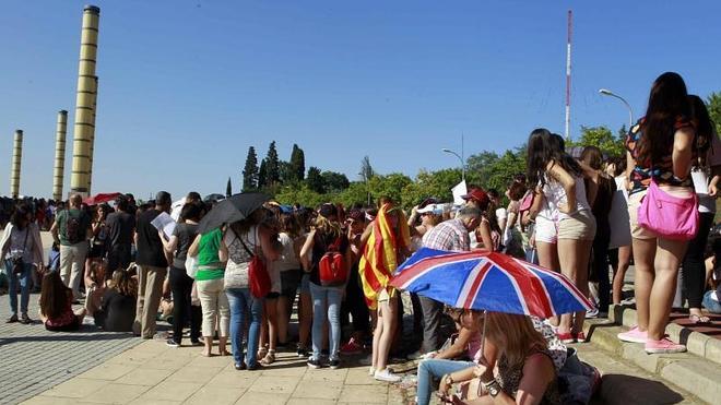 Los One Direction redoblan la locura juvenil en Barcelona