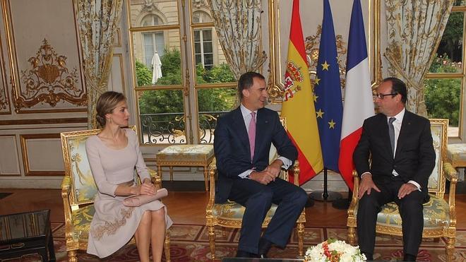 Felipe VI emplaza a Hollande a impulsar juntos el proyecto europeo