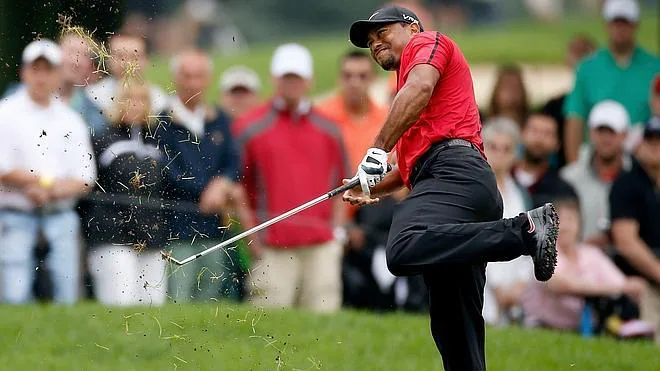 Tiger Woods se retira lesionado y es duda para el último 'grande'