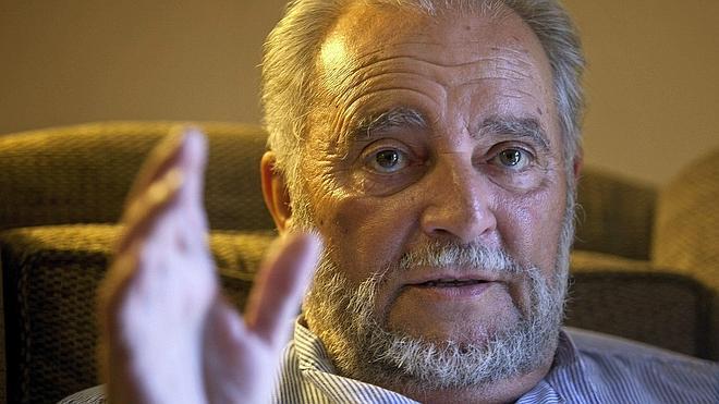 Intervienen a Julio Anguita para colocarle dos 'stent' en arterias coronarias