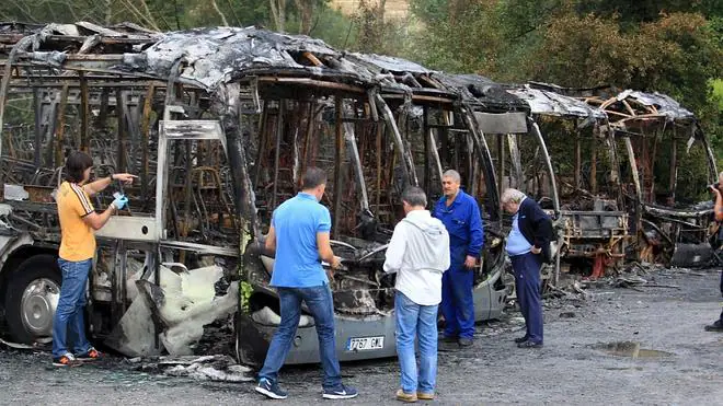 Un grupo asume la quema de autobuses en Loiu en defensa de los presos de ETA