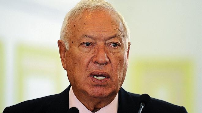 Margallo seguirá de ministro mientras la «divina providencia» de Rajoy lo quiera