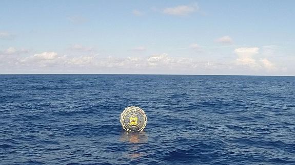 Rescatan a un hombre en medio del océano dentro de una burbuja