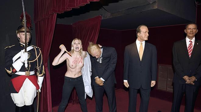 Condenada una activista de Femen por atacar en topless una estatua de Putin