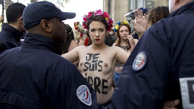 Activistas de Femen claman en París contra las causas abiertas a dos de sus compañeras