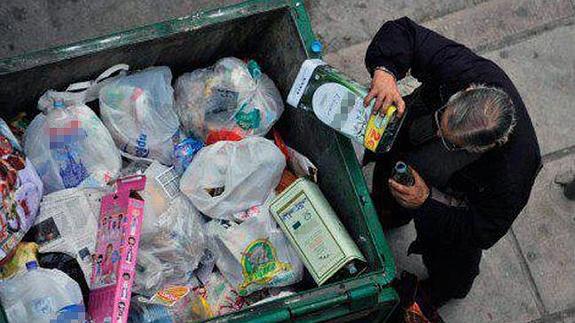 Multas de 750 euros en Sevilla para los que rebusquen en la basura