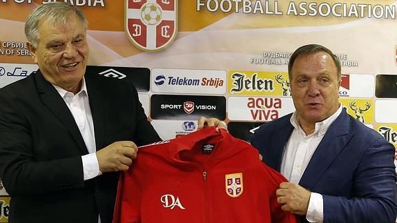 Advocaat dimite como seleccionador de Serbia