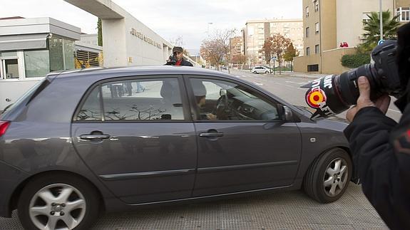 Concluye el registro de una casa en Granada donde se produjeron supuestos abusos