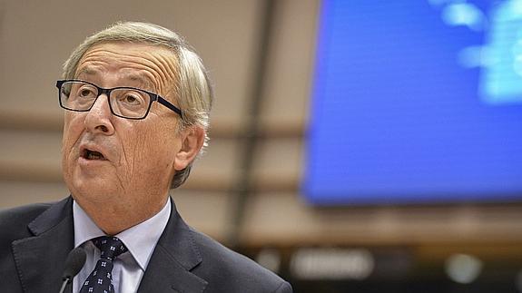 Juncker: «Europa pasa una página hoy con su nuevo plan de inversiones»