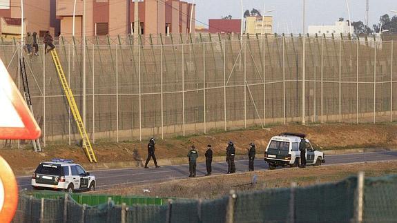 Unos 200 inmigrantes protagonizan un nuevo intento de entrada a Melilla