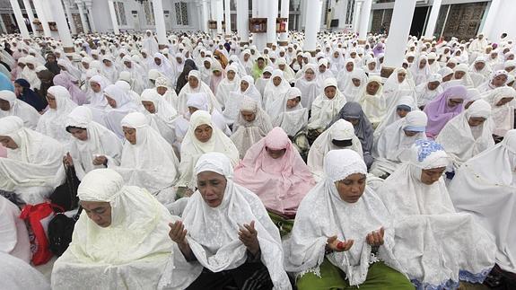 Miles de indonesios conmemoran el décimo aniversario del devastador tsunami