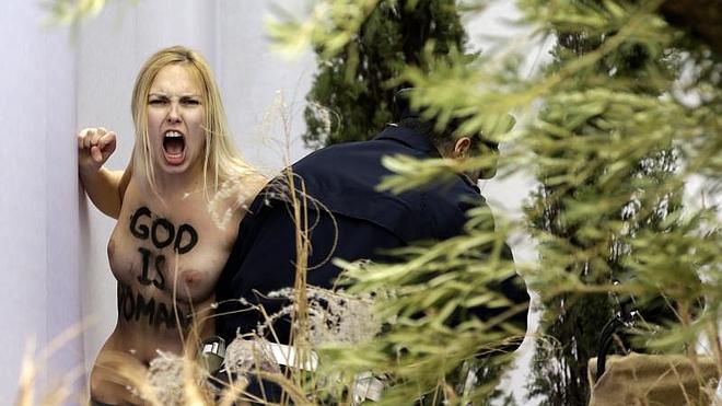 Una activista de Femen intenta llevarse el niño Jesús del belén del Vaticano