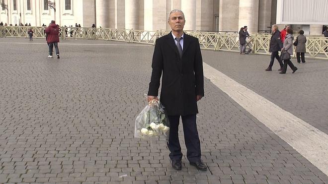 El turco que disparó a Juan Pablo II lleva flores a su tumba en el Vaticano