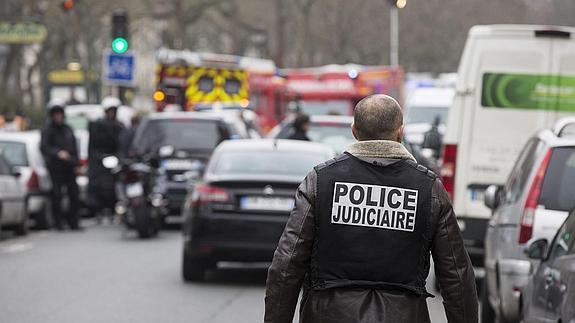 Francia pide ayuda «urgente» a España para evitar que los terroristas de París pasen los Pirineos