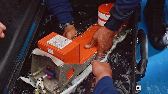 Recuperan la segunda caja negra del avión de AirAsia