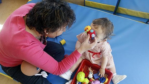 Un juez reconoce el derecho de una pareja con sordera a adoptar a menores de un año