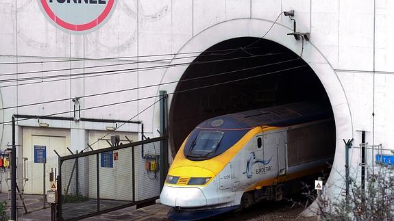 Un incendio en un camión obliga a suspender el tráfico en el Eurotúnel