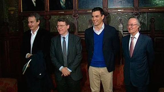 Frialdad en el encuentro de Sánchez y Zapatero, que eluden darse la mano ante los fotógrafos