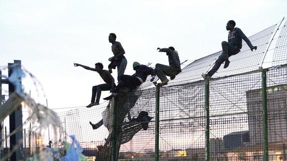 La Guardia Civil aborta un nuevo asalto masivo a la valla de Melilla