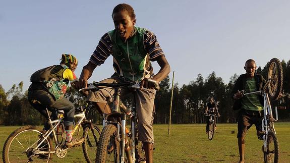 Canastas, bicicletas y zapatillas para afrontar la pobreza de Kenia y Tanzania