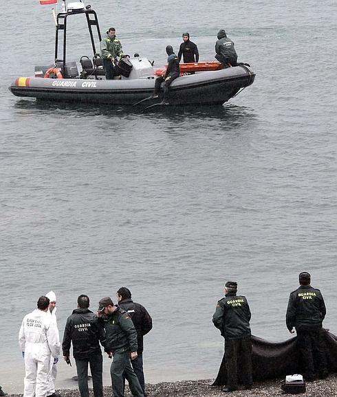 Imputados 16 guardias civiles por la tragedia de El Tarajal