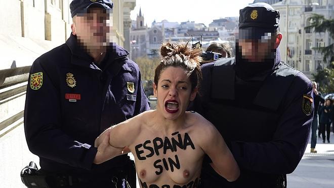 Las Femen protestan ante el Congreso