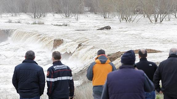 La crecida del Ebro obliga a evacuar pueblos enteros