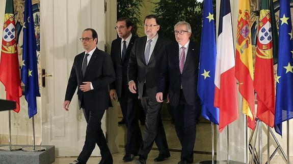 Rajoy, Hollande y Coelho firman un plan de interconexiones que retoma el proyecto de 'Midcat'