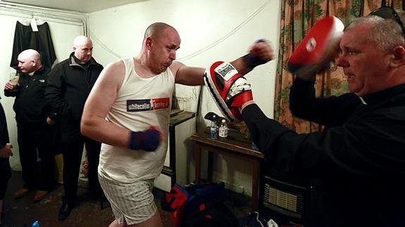 Un cura boxeador, estrella del momento en Irlanda