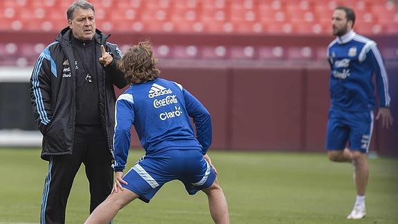 Martino: «Si Messi sigue así, no va a jugar»