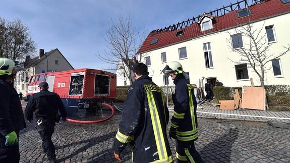 Arde un albergue de refugiados en Alemania amenazado por neonazis