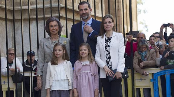 Los Reyes reaparecen con sus hijas en la misa de Pascua