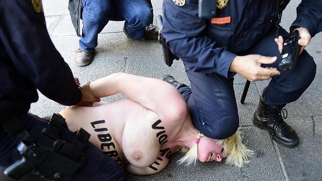 Detenida una activista de Femen que ha protestado ante Fernández Díaz