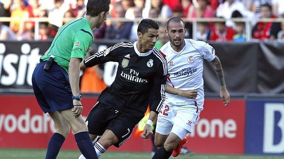 La Liga denuncia ocho cánticos de la afición del Sevilla contra el Real Madrid