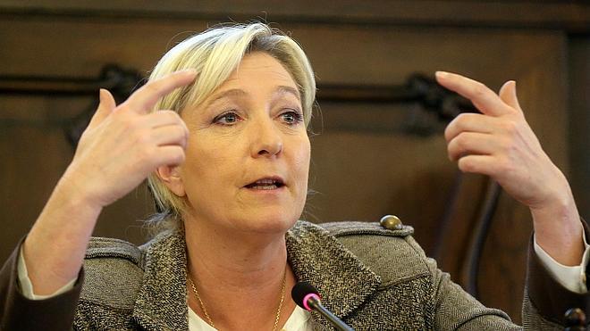 Un grupo de ecologistas sabotea un acto de Marine Le Pen en Praga