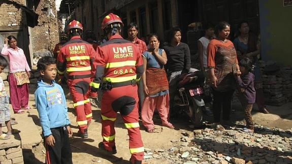 La búsqueda de los seis españoles no localizados en Nepal se extiende un día más