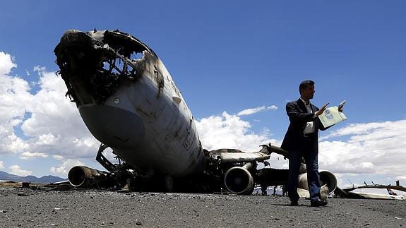 La coalición árabe bombardea el aeropuerto de Saná tras su oferta de tregua