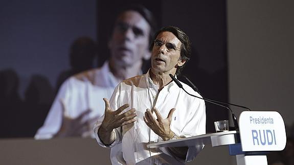 Aznar insta a eliminar de la vida pública a «populistas y aprendices de brujo»