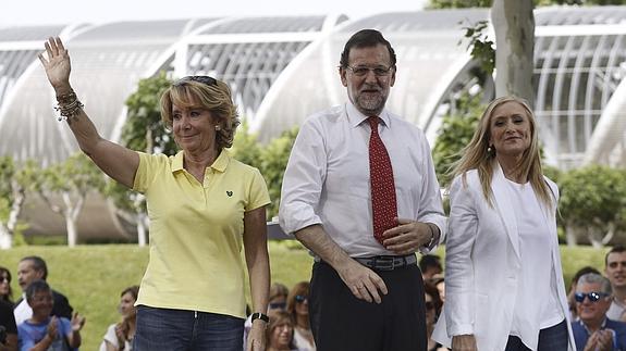 Los sondeos dan ganadora a Aguirre en Madrid sin mayoría absoluta