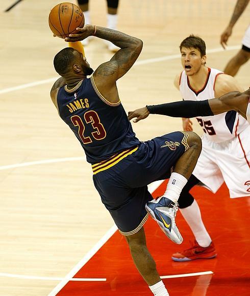 LeBron y los 'Cavs' asaltan Atlanta