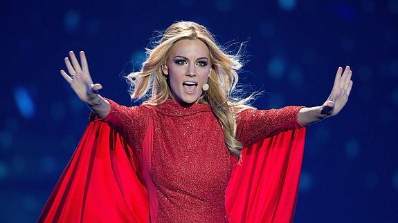 Edurne, de rojo y con capucha, actúa en el puesto 21