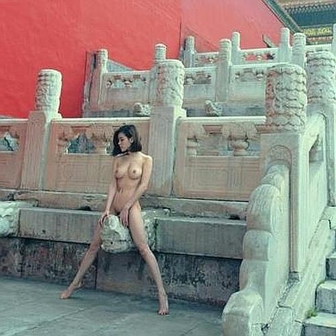 Polémica en China al fotografiarse una modelo desnuda en la Ciudad Prohibida