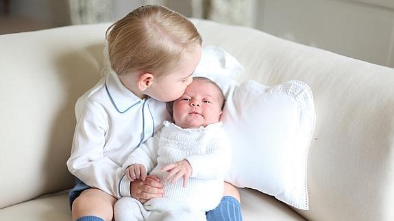 La realeza británica publica las primeras fotos del príncipe Jorge con su hermana Carlota