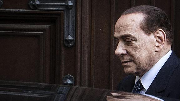 Piden cinco años de cárcel a Berlusconi por comprar a un senador