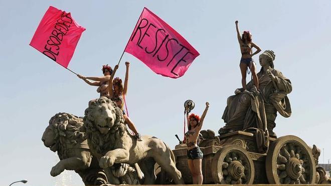 Activistas de Femen protestan desnudas contra la 'ley mordaza'