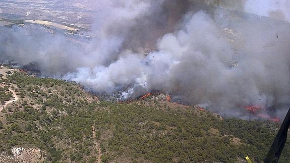 Trabajos contrarreloj para frenar el avance del incendio provocado por un rayo en Jaén