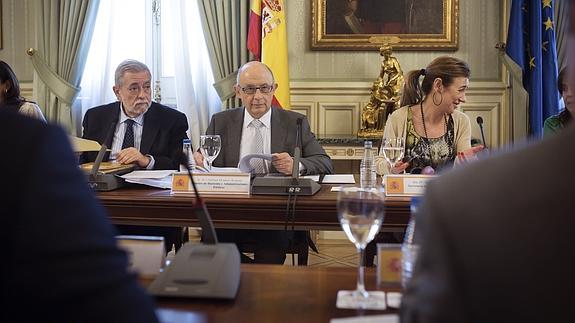 Montoro rebaja las expectativas y dice que los Presupuestos de 2016 irán en línea con los anteriores