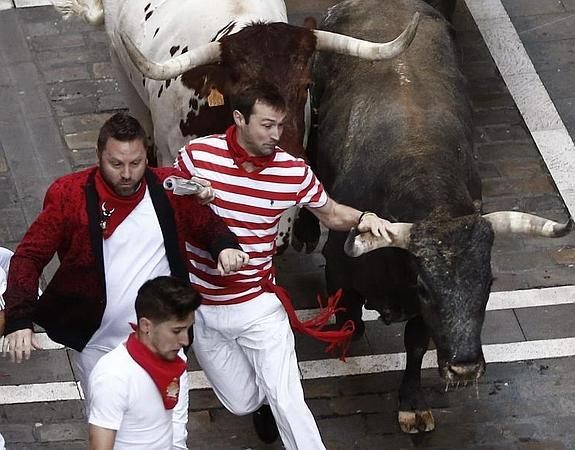 Los Miura cumplen y cierran los encierros de San Fermín con rapidez y nobleza